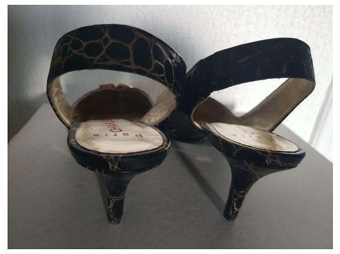 Décolleté con cinturino in pelle nera Charles Jourdan Nero Gold hardware - vista 9