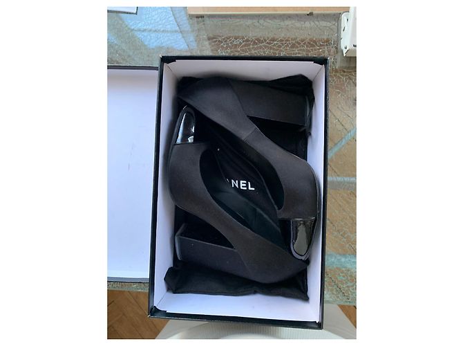 Décolleté Slingback Chanel in raso nero - vista 3