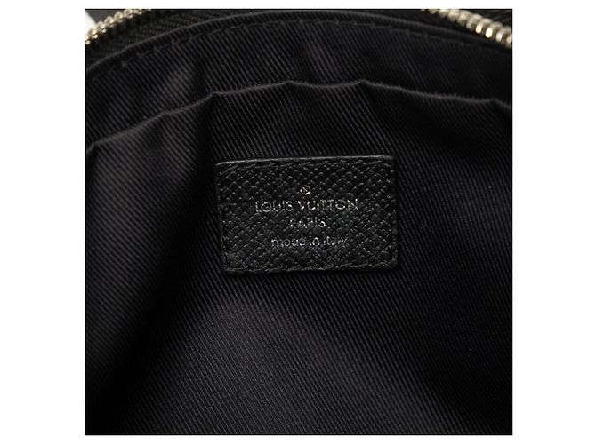 Bumbag Marsupio da esterno Taiga nero di Louis Vuitton - vista 6