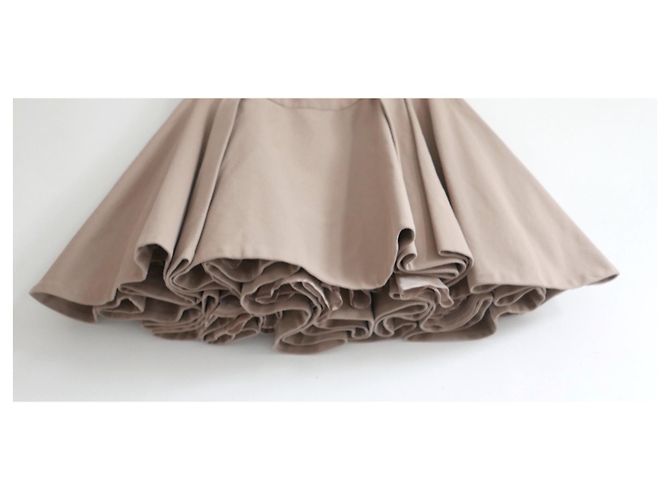 Falda súper acampanada de Alexander McQueen. Camello - vista 2