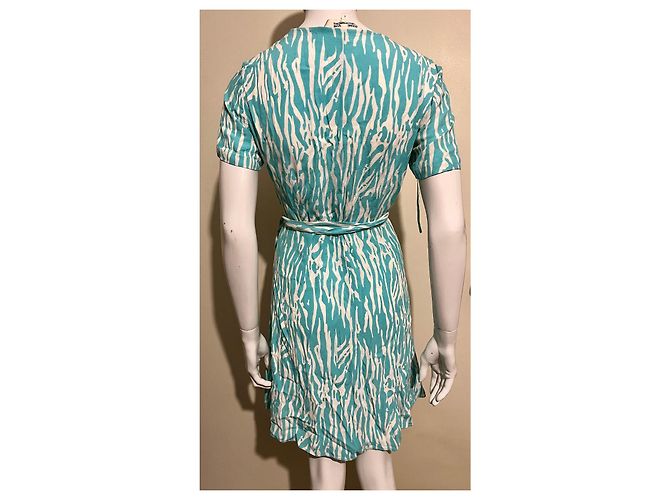 Diane Von Furstenberg Vestido envelope DvF de viscose branco e turquesa. - vista 2