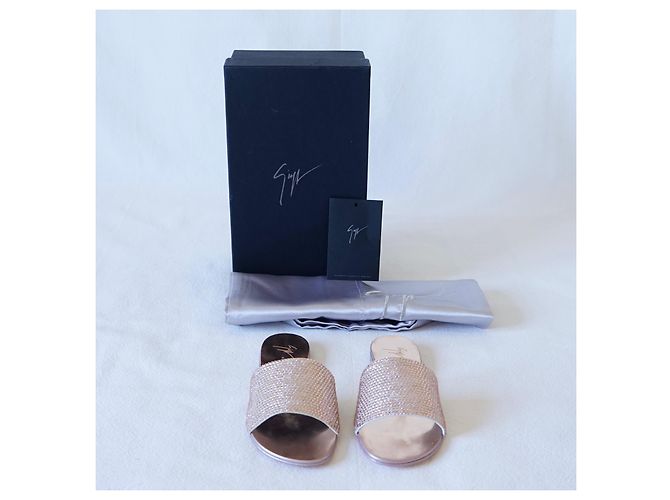 Sandali Giuseppe Zanotti Adelia in camoscio rosa e cristalli D'oro - vista 3
