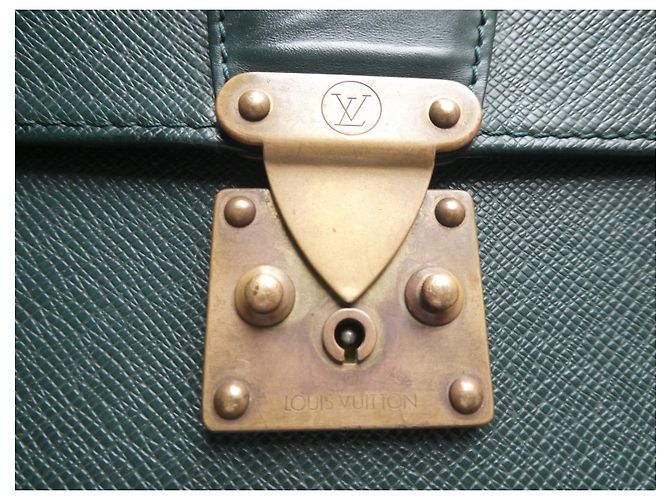 borsetta in pelle taiga verde di Louis Vuitton con chiavi Verde chiaro - vista 2