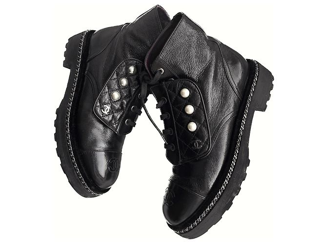 Chanel Kampfstiefel mit Perlen Schwarz - Ansicht 14