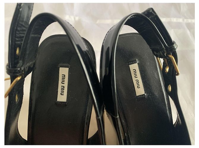 Décolleté con plateau Miu Miu in vernice nera Nero - vista 4