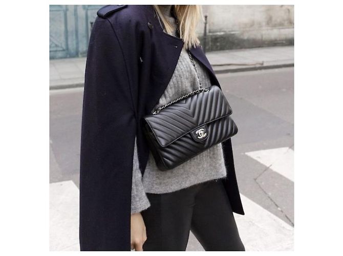 Timeless Borsa a mano Chanel Chevron in pelle caviar nera Nero - vista 9