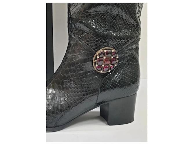 Botas Chanel de Python Preto - vista 2