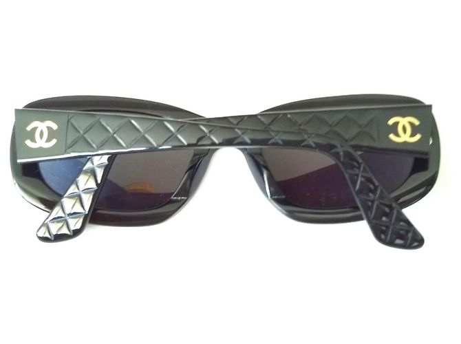 Chanel Modelo Tortoise negro en excelente estado - vista 11