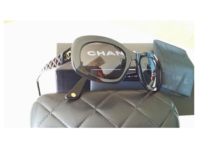 Chanel Modelo Tortoise negro en excelente estado - vista 15