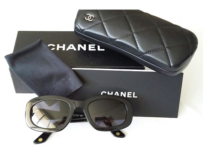 Chanel Modelo Tortoise negro en excelente estado - vista 2