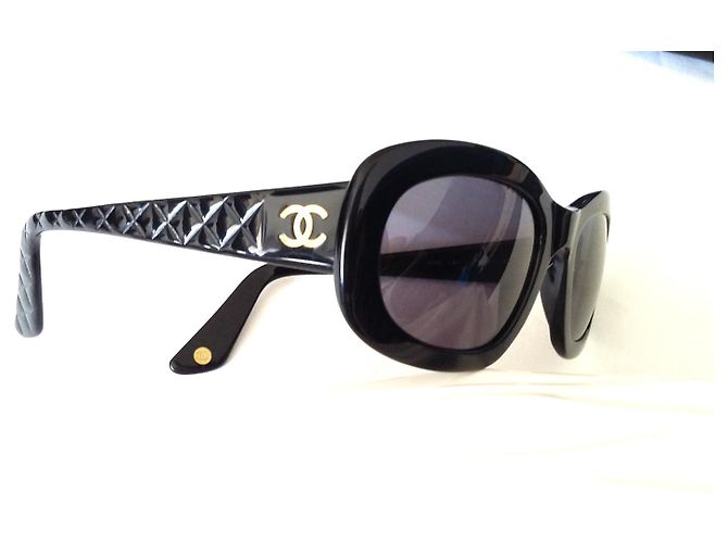 Chanel Modelo Tortoise negro en excelente estado - vista 3