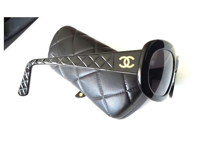 Chanel Modelo Tortoise negro en excelente estado - vista 4