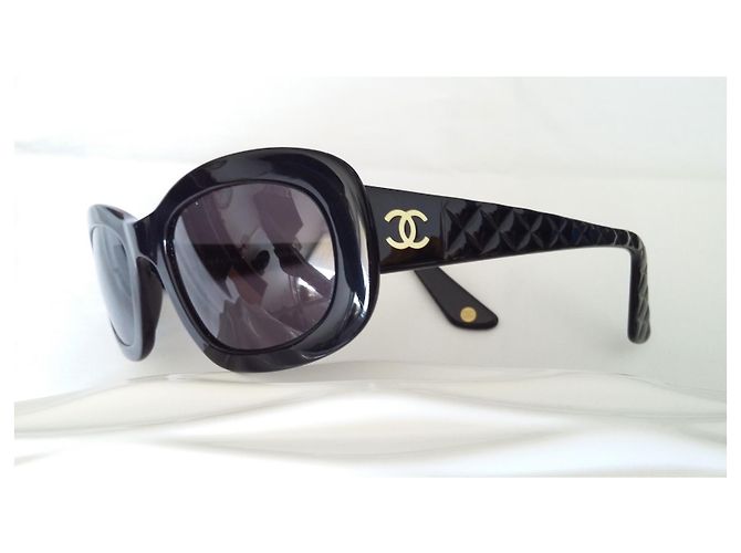 Chanel Modelo Tortoise negro en excelente estado - vista 5