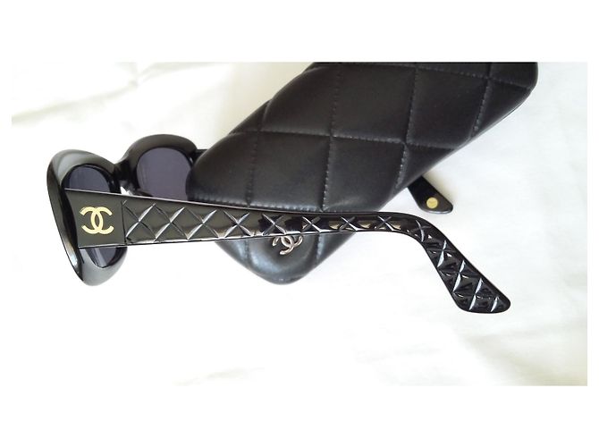 Chanel Modelo Tortoise negro en excelente estado - vista 6