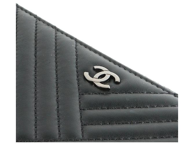 CHANEL - Black quilted leather wallet - view 4