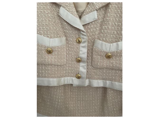 Cambon Chanel Vintage beiger Anzug mit goldenen Knöpfen - Ansicht 3