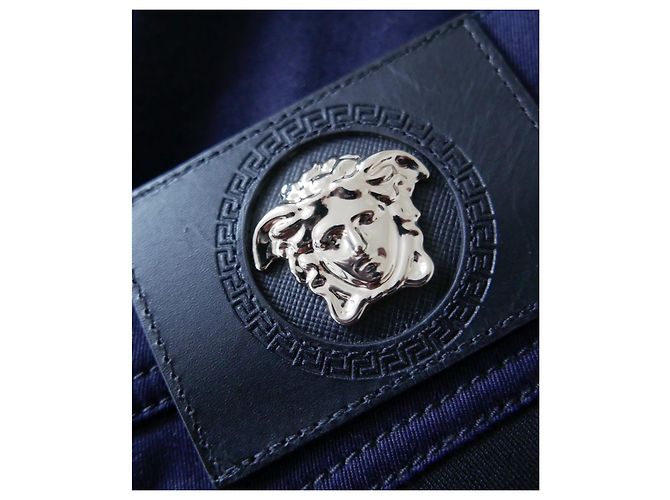 Calças de ganga e jersey misturados com a cabeça da Medusa da Versace - vista 5