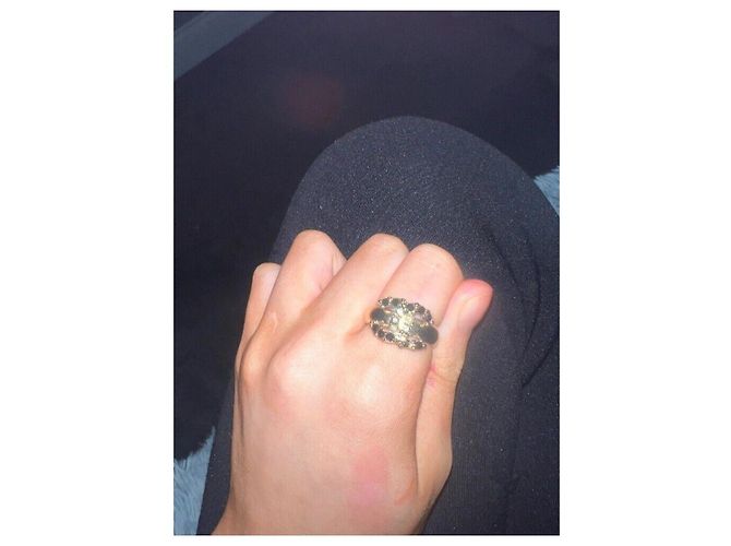 Anillo Chanel CC Strass Negros Dorado Gold hardware - vista 4
