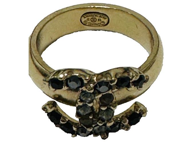 Anillo Chanel CC Strass Negros Dorado Gold hardware - vista 5