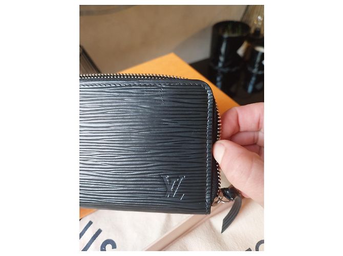 Cartera Louis Vuitton Zippy de cuero Epi negro - vista 10