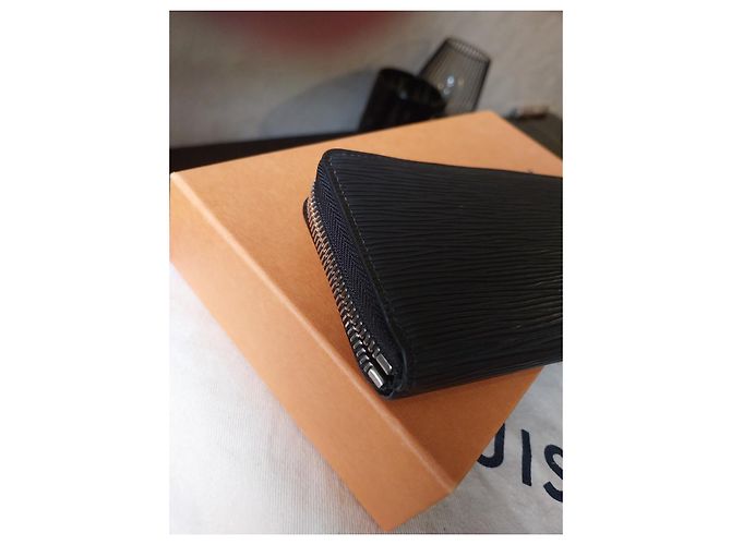 Cartera Louis Vuitton Zippy de cuero Epi negro - vista 8