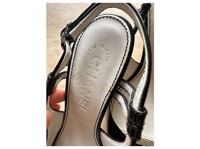 Sandali Peep Toe Chanel in Vernice Nero - vista 3