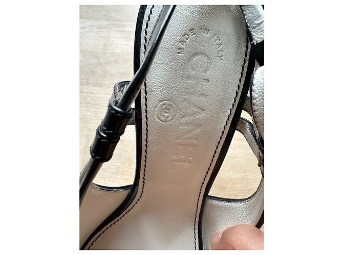 Sandali Peep Toe Chanel in Vernice Nero - vista 4