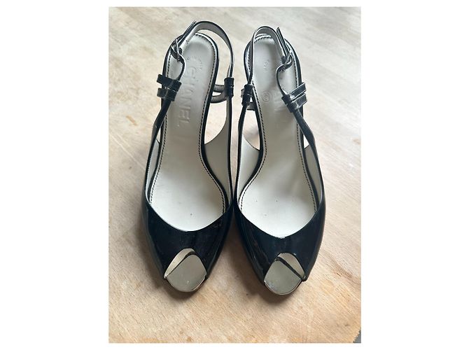 Sandali Peep Toe Chanel in Vernice Nero - vista 7