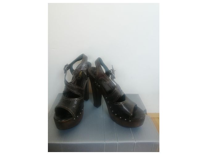 Sandali slingback Prada in pelle di cervo marrone scuro con borchie - vista 2