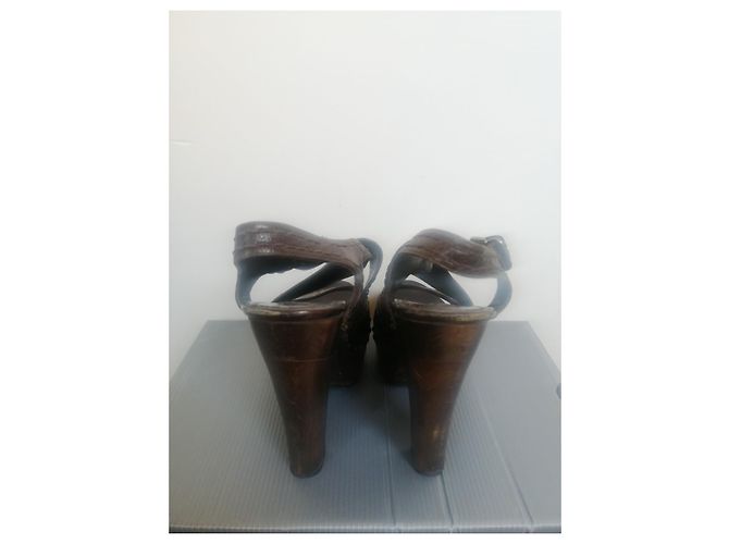 Sandali slingback Prada in pelle di cervo marrone scuro con borchie - vista 3