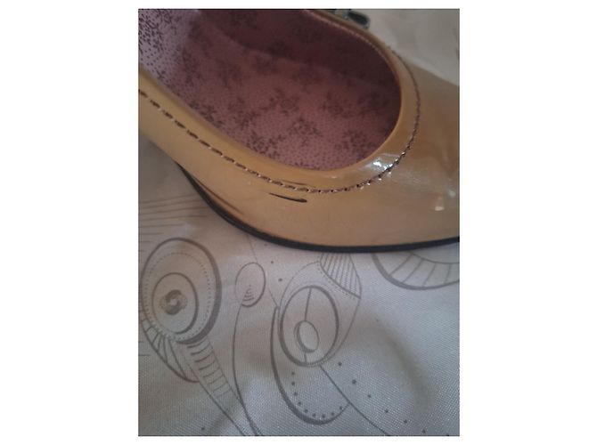 Décolleté Miu Miu in vernice a punta beige - vista 3