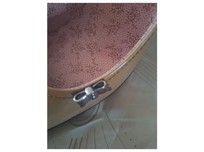 Décolleté Miu Miu in vernice a punta beige - vista 4