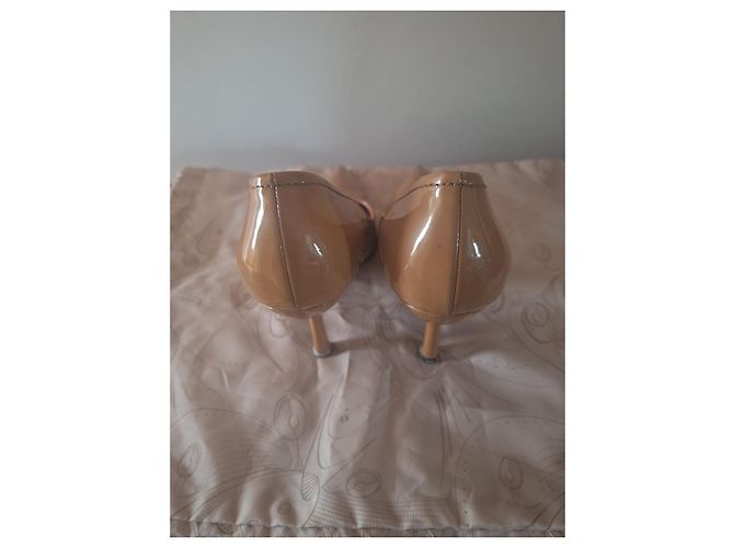 Décolleté Miu Miu in vernice a punta beige - vista 5