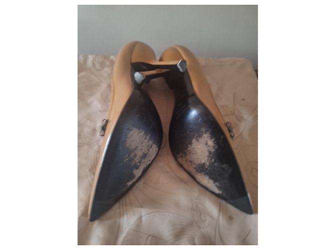 Décolleté Miu Miu in vernice a punta beige - vista 6