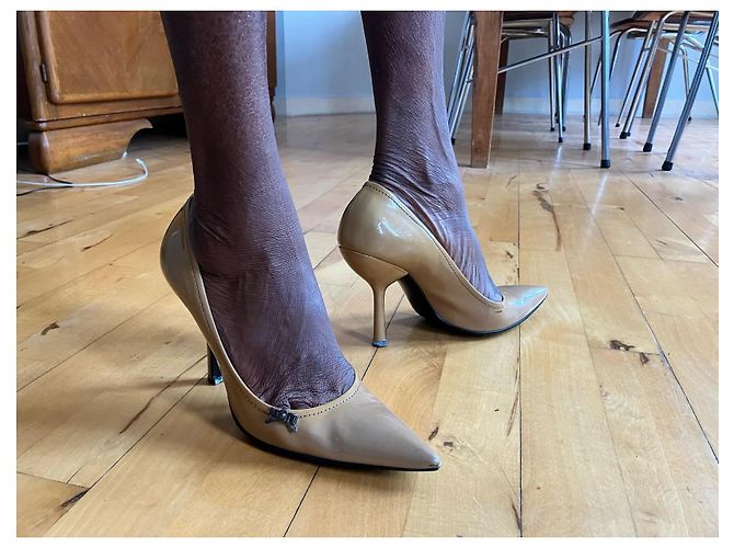 Décolleté Miu Miu in vernice a punta beige - vista 7