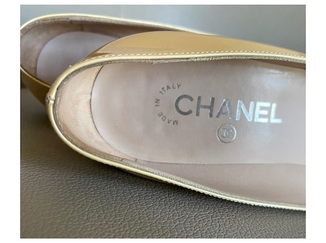 Decolleté CHANEL in vernice oro chiaro iridescente T. 38 D'oro - vista 10