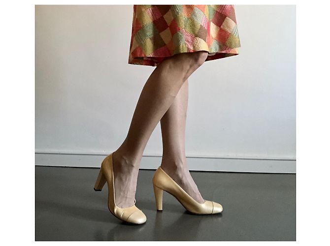 Decolleté CHANEL in vernice oro chiaro iridescente T. 38 D'oro - vista 13