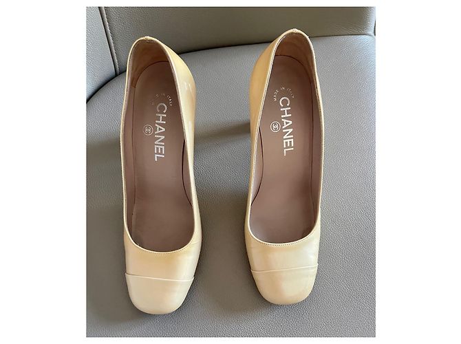 Decolleté CHANEL in vernice oro chiaro iridescente T. 38 D'oro - vista 2