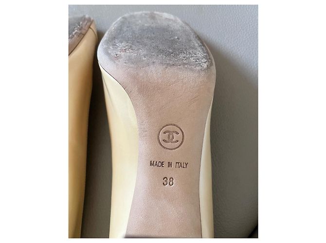 Decolleté CHANEL in vernice oro chiaro iridescente T. 38 D'oro - vista 8