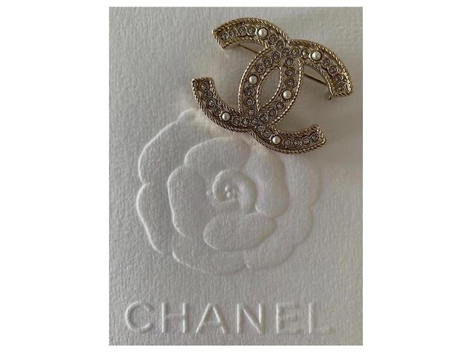 Broche CC de Chanel B 19 S dorada con herrajes dorados. Gold hardware - vista 2