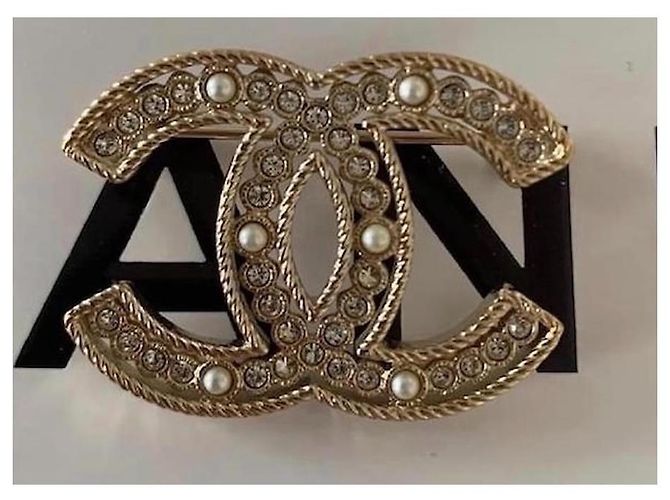 Broche CC de Chanel B 19 S dorada con herrajes dorados. Gold hardware - vista 3
