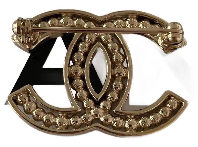 Broche CC de Chanel B 19 S dorada con herrajes dorados. Gold hardware - vista 4