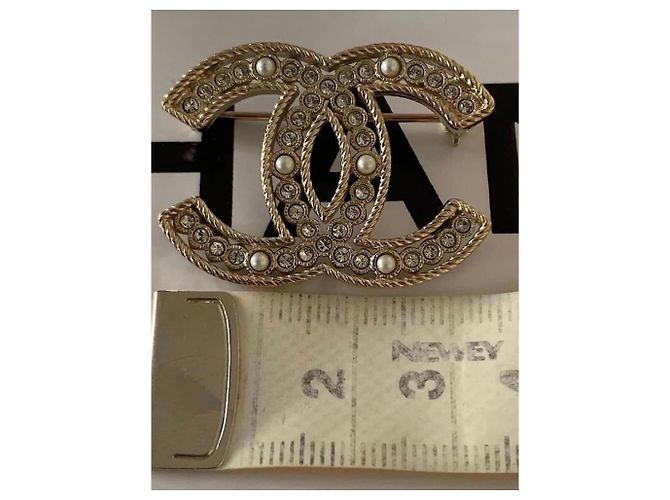 Broche CC de Chanel B 19 S dorada con herrajes dorados. Gold hardware - vista 5