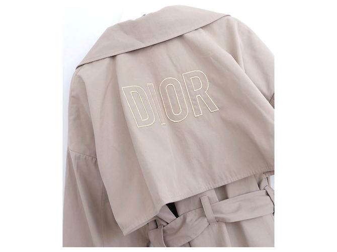 Abrigo de trinchera para niña de Dior con logo dorado en la espalda. - vista 5