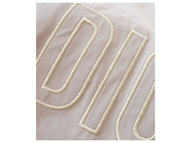 Abrigo de trinchera para niña de Dior con logo dorado en la espalda. - vista 6