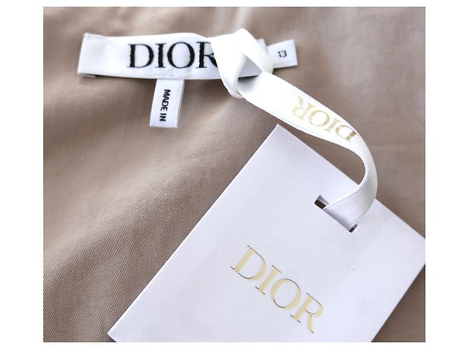 Abrigo de trinchera para niña de Dior con logo dorado en la espalda. - vista 7