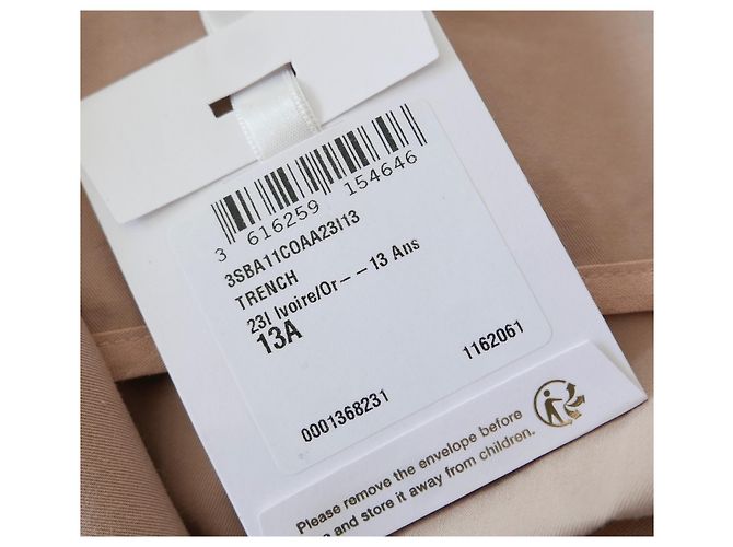 Abrigo de trinchera para niña de Dior con logo dorado en la espalda. - vista 9