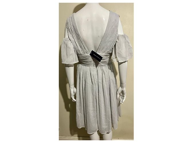 French Connection Hellgraues Chiffonkleid mit freien Schultern - Ansicht 3