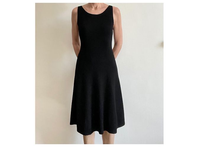 Schwarzes ärmelloses Kleid mit Bootsausschnitt aus Strick von Adolfo Dominguez Größe 34-36. - Ansicht 3