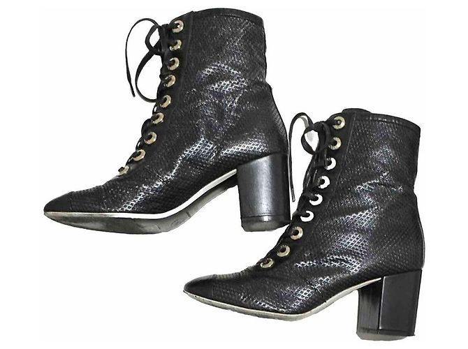Stivali con lacci Chanel in pelle traforata nera Nero - vista 11